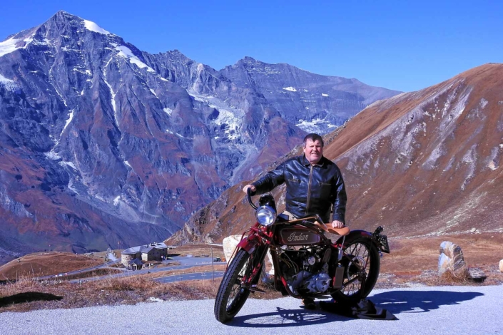 Chef mit seiner Indian auf den Großglockner